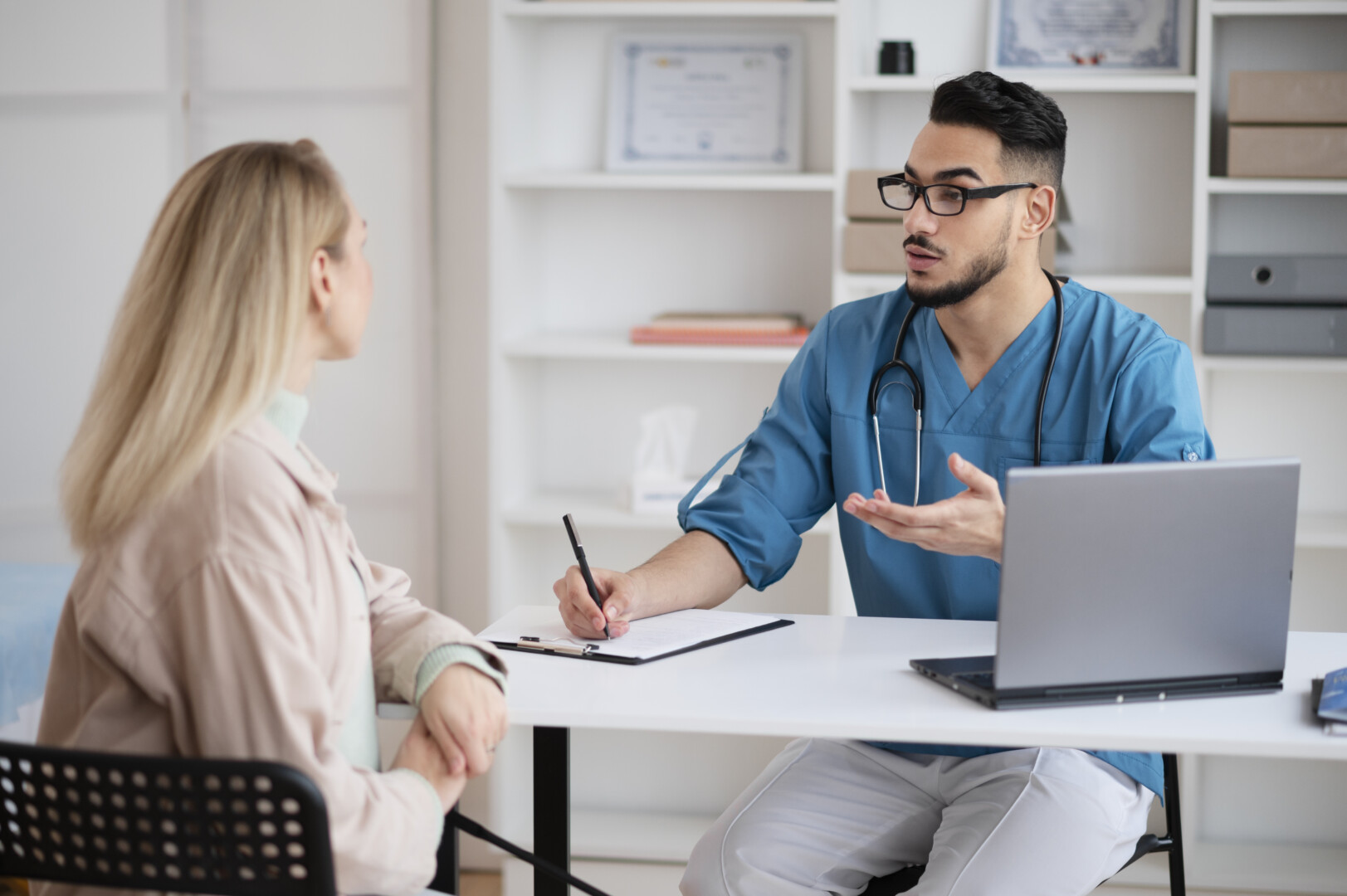 docteur-faisant-leur-travail-dans-le-bureau-de-pediatrie