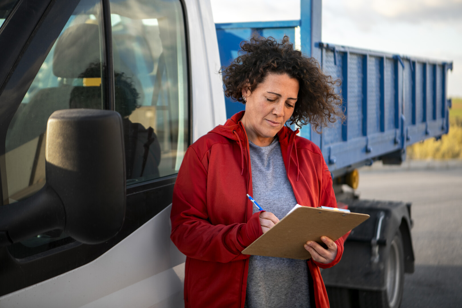conductrice-professionnelle-avec-van-ou-wagon