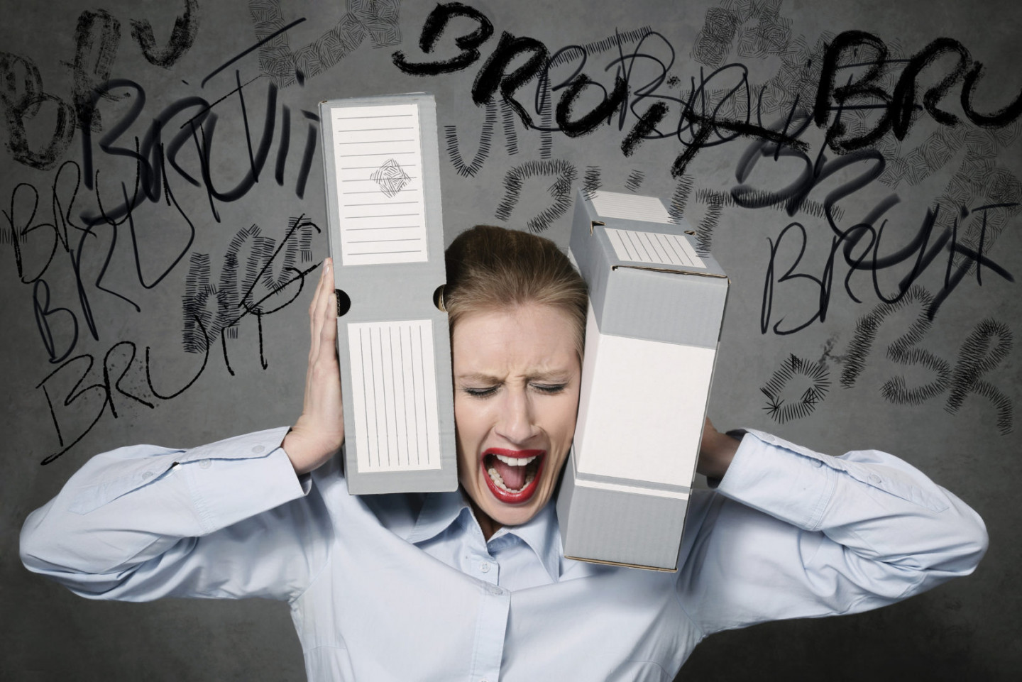 femme excédée par bruit au bureau