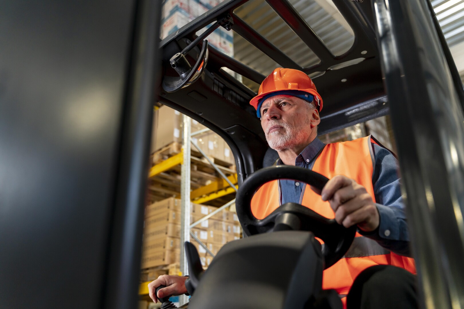 homme-conduisant-la-machine-de-chargement-d-entrepot
